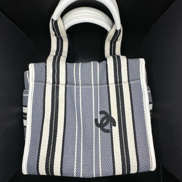 CHANEL Zipped Beach Tote (White / Blue Canvas) 10xxxx45 - Picture 1 of 13
